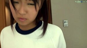 Japanische Teenagerin mit kleiner haariger Muschi wird gefingert und gefickt