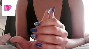 Vuile praat en sexy lange nagels in BDSM-slaaftraining
