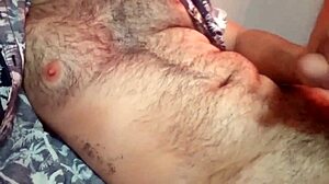 Amateur homoseksuele tiener masturbeert met grote lul