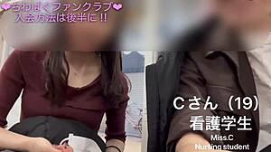 Japansk student kledd i undertøy og frisyre blir servert med erotisk sex