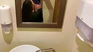 POV-video van een geile jonge meid die een blowjob geeft en sperma op haar gezicht krijgt