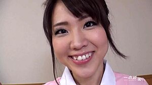 Asiatiske skjønnheten Sakura nyter en hårløs blowjob og creampie med sin elsker Miniska