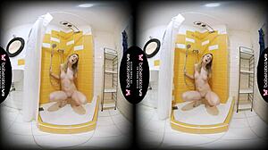 Ξανθιά κοπέλα αυνανίζεται στο μπάνιο VR