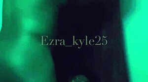 Bodybuilder Ezra Kyle bliver røvpulet af sissy femboy på badeværelset