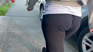 Mama gemuk dalam celana dalam tipis menggoda dengan pantat raksasanya di tempat umum