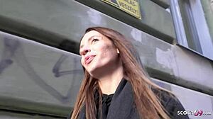 Немачки извиђач и украјинска МИЛФ Јулија упуштају се у улични кастинг и груб секс