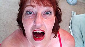 Американската червенокоса Доунски показва красивото си лице и извито тяло