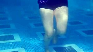 Индийската съпруга Сана парадира с тялото си в басейна в частно видео