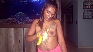 Une femme indienne plantureuse se fait plaisir en se caressant les seins et en faisant une fellation sur une banane dans une vidéo solo