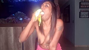 Una mujer india tetona se complace a sí misma en un video en solitario, explorando sus senos con sexo oral