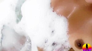 Érzéki latin ápolónő élvezi a buborékfürdőt nagy fenekével