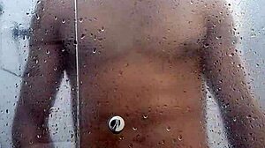 Fiatal meleg amatőr élvezi a szabadtéri szexet és a zuhany maszturbációt
