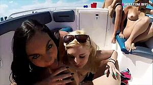 Wanita muda berhubungan seks di atas speedboat di tempat umum
