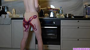 屁股上有章鱼纹身的熟女做饭和挑逗