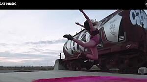 Une adolescente roumaine danse avec un énorme cul dans un vidéoclip sexy