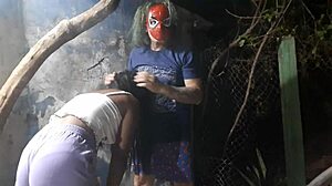 Spider Man seduce a una chica inexperta en una fiesta de Halloween capturada en cámara