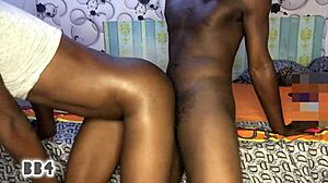 Негритянка и ее подруга занимаются сексуальной активностью в номере отеля