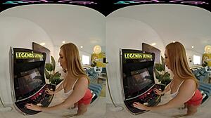 Zažijte vzrušení z virtuální reality s Vrallures svůdným pozváním do jejího osobního herního prostoru