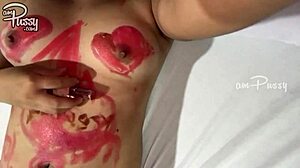 Teini-ikäinen tyttö luonnostelee paljasta aasialaista kehoaan huulipunalla kotitekoisessa videossa