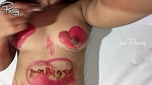 一个十几岁的女孩在自制视频中用口红在裸露的亚洲体格上画画