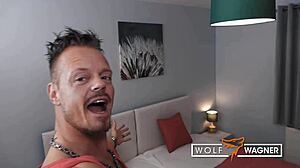 L'attrice cinematografica per adulti britannica Tina Kay si gode un incontro sessuale con un uomo tedesco a Londra, come raffigurato su wolfwagner.com