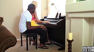 Amatérsky pár sa počas hodiny klavíra nezbedne
