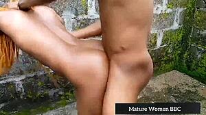 अमेचुर लड़की को उसकी टाइट गांड में 12 इंच का काला लंड मिलता है।